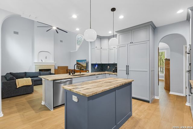 1318 Barton Crk, San Antonio, TX 78258