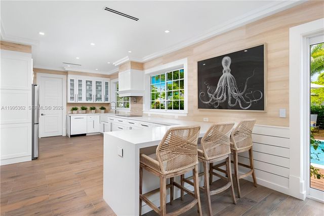 2575 Pine Tree Dr ., Miami Beach, FL 33140