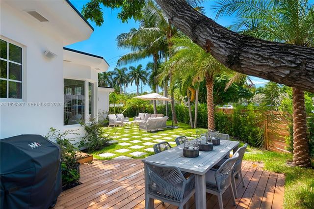 2575 Pine Tree Dr ., Miami Beach, FL 33140