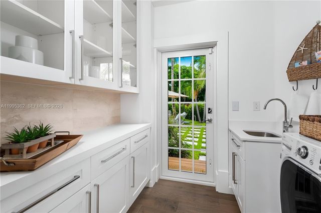 2575 Pine Tree Dr ., Miami Beach, FL 33140