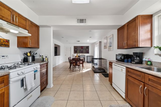 5611 W Airport Boulevard, Houston, TX 77035