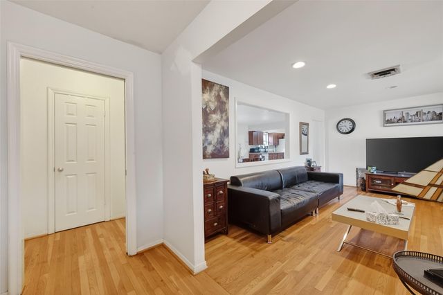 5611 W Airport Boulevard, Houston, TX 77035