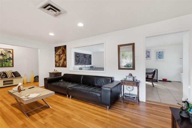 5611 W Airport Boulevard, Houston, TX 77035