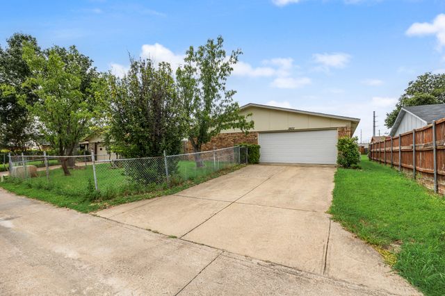 2933 Silverdale Lane, Garland, TX 75044