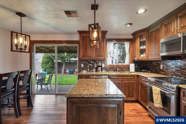 910 N 8th St, Aumsville, OR 97325