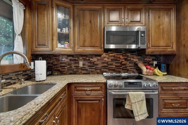 910 N 8th St, Aumsville, OR 97325