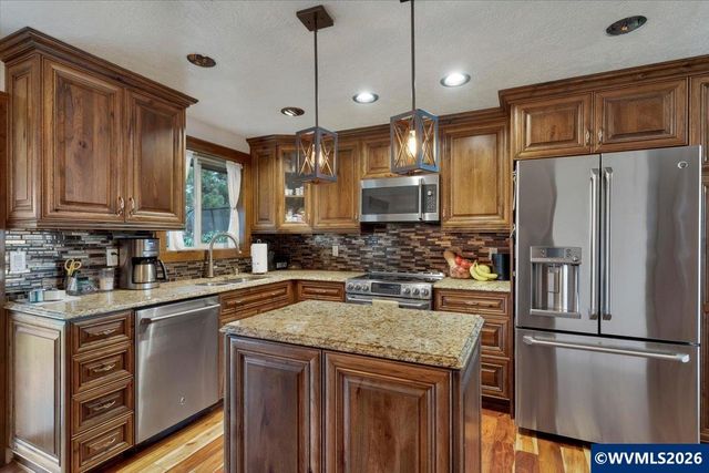 910 N 8th St, Aumsville, OR 97325