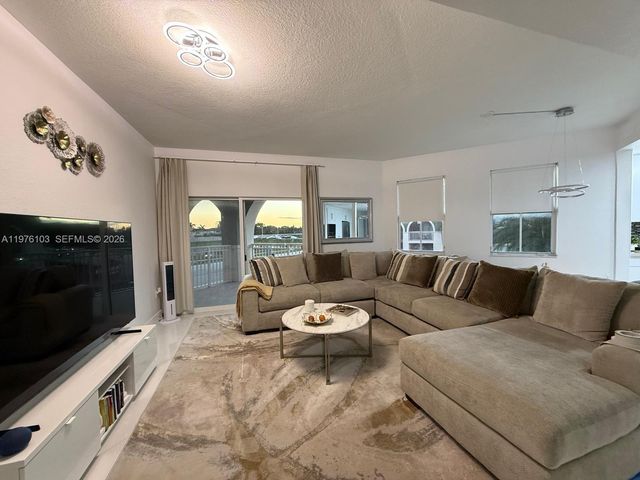 10902 NW 83rd St 222, Doral, FL 33178