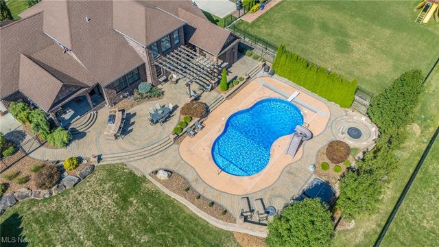 7245 Hanbury Close, Canfield, OH 44406