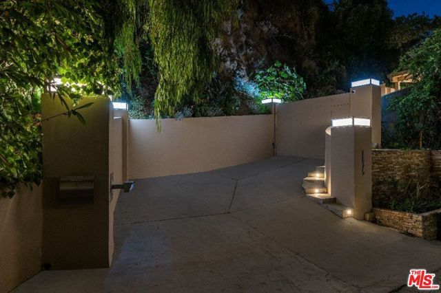 8825 Hollywood Boulevard, Los Angeles, CA 90069