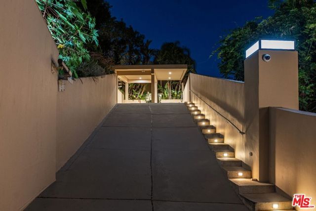 8825 Hollywood Boulevard, Los Angeles, CA 90069