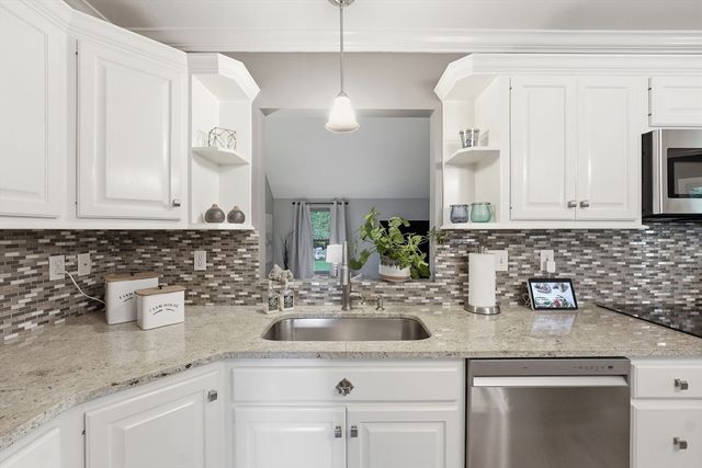 21 Wildflower Dr, Sutton, MA 01590