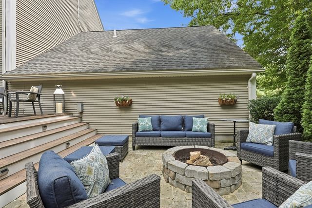 21 Wildflower Dr, Sutton, MA 01590