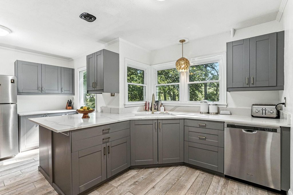 200 Jersey Avenue N, Golden Valley, MN 55427
