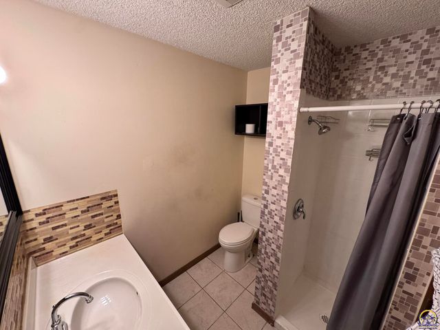 2510 SE Alexander DR, Topeka, KS 66605