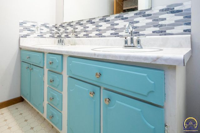 2510 SE Alexander DR, Topeka, KS 66605