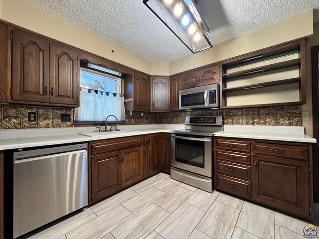 2510 SE Alexander DR, Topeka, KS 66605