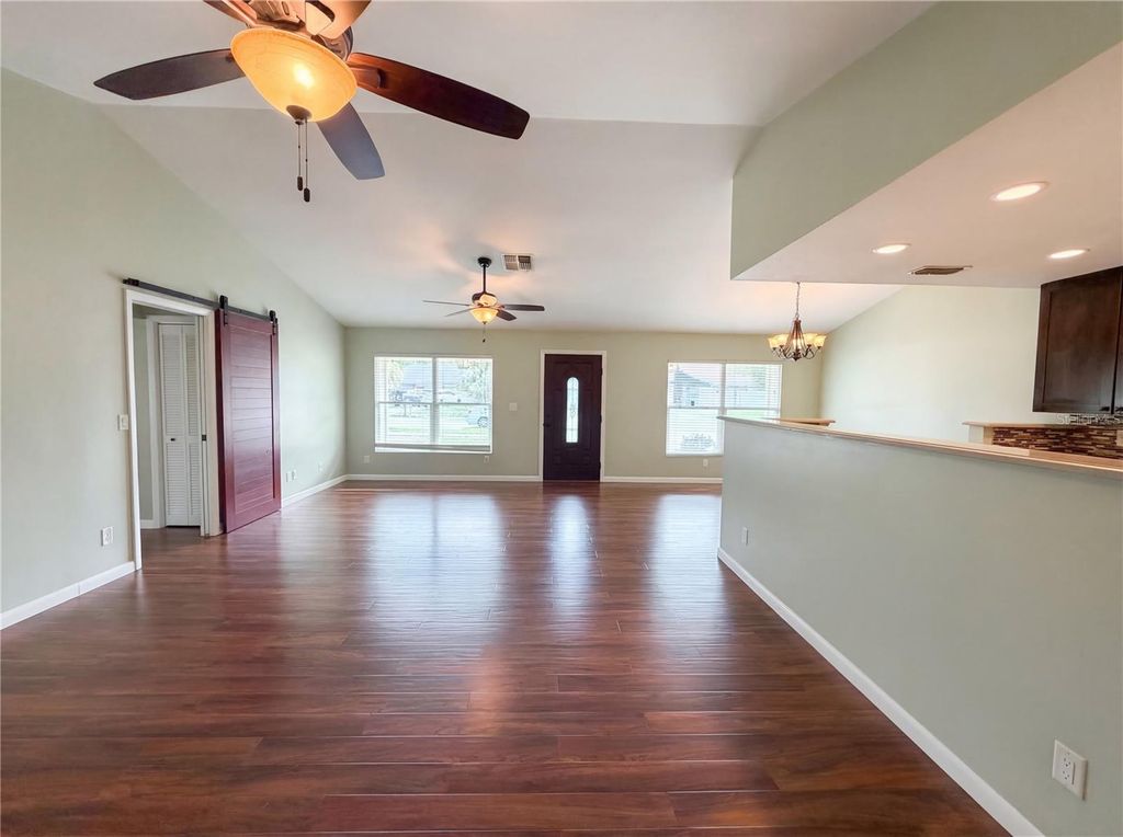 Image 8 of property listing at 1415 SANDALWOOD DRIVE, Plant City, FL 33563