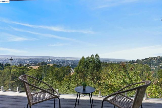 6077 Skyline Blvd, Oakland, CA 94611