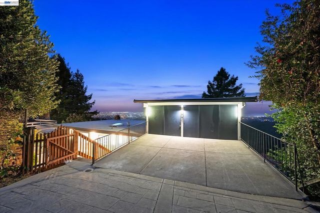 6077 Skyline Blvd, Oakland, CA 94611