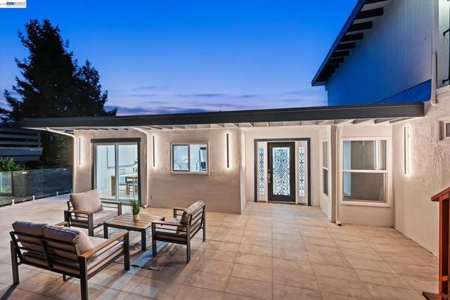 6077 Skyline Blvd, Oakland, CA 94611