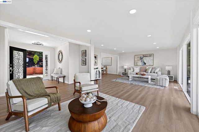 6077 Skyline Blvd, Oakland, CA 94611