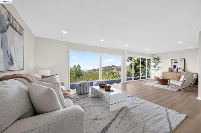 6077 Skyline Blvd, Oakland, CA 94611