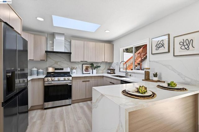 6077 Skyline Blvd, Oakland, CA 94611