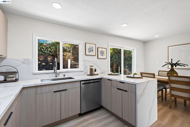 6077 Skyline Blvd, Oakland, CA 94611