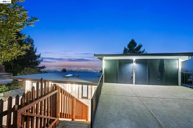 6077 Skyline Blvd, Oakland, CA 94611