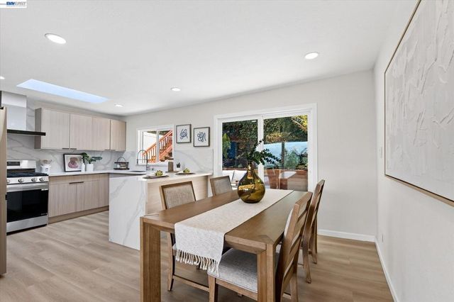 6077 Skyline Blvd, Oakland, CA 94611