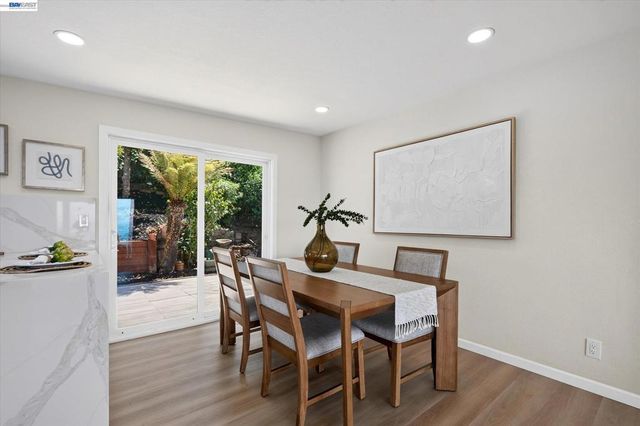 6077 Skyline Blvd, Oakland, CA 94611