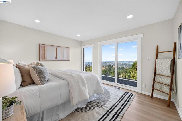 6077 Skyline Blvd, Oakland, CA 94611
