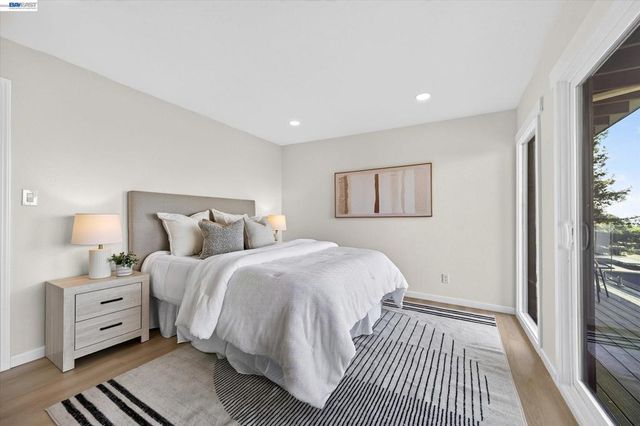 6077 Skyline Blvd, Oakland, CA 94611