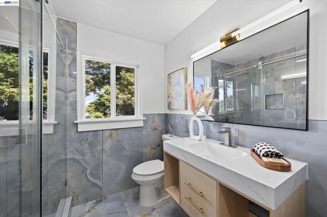 6077 Skyline Blvd, Oakland, CA 94611