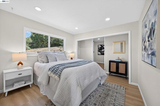 6077 Skyline Blvd, Oakland, CA 94611