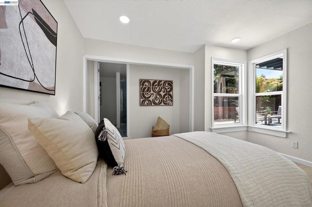 6077 Skyline Blvd, Oakland, CA 94611