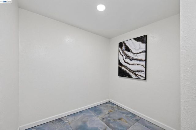 6077 Skyline Blvd, Oakland, CA 94611