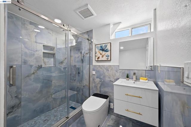 6077 Skyline Blvd, Oakland, CA 94611