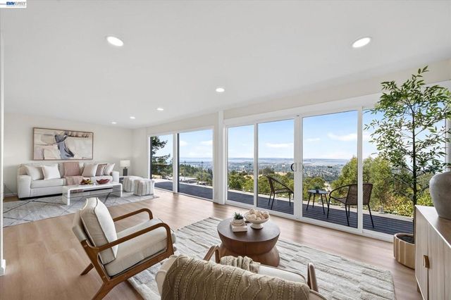 6077 Skyline Blvd, Oakland, CA 94611