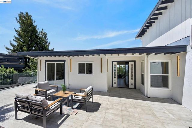 6077 Skyline Blvd, Oakland, CA 94611