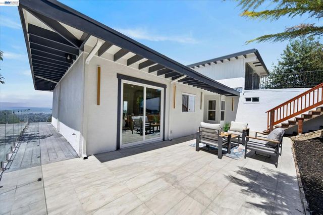 6077 Skyline Blvd, Oakland, CA 94611