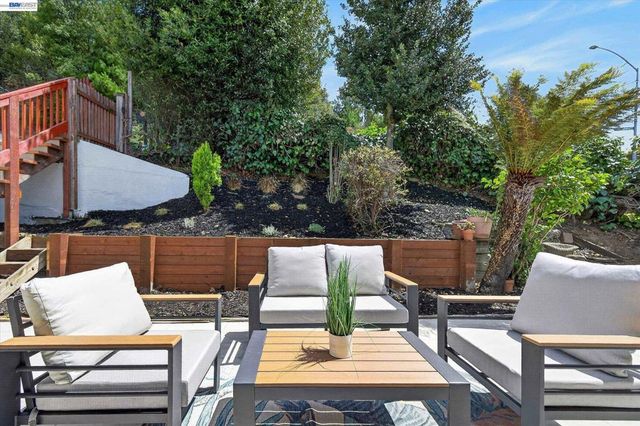 6077 Skyline Blvd, Oakland, CA 94611