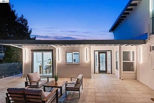 6077 Skyline Blvd, Oakland, CA 94611