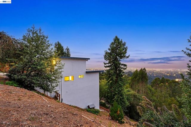 6077 Skyline Blvd, Oakland, CA 94611