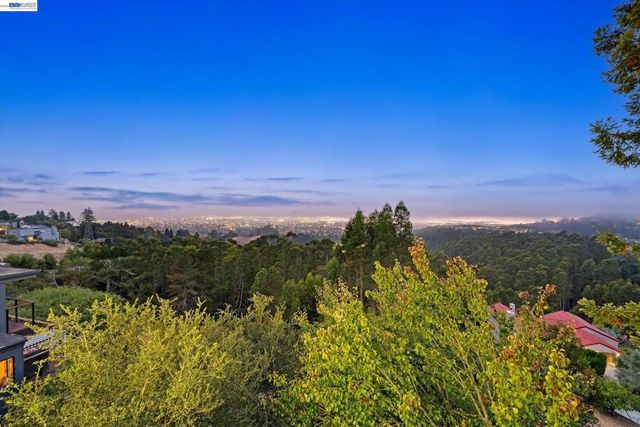 6077 Skyline Blvd, Oakland, CA 94611