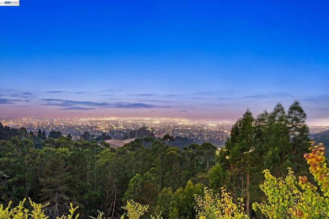 6077 Skyline Blvd, Oakland, CA 94611