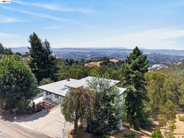 6077 Skyline Blvd, Oakland, CA 94611
