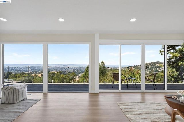 6077 Skyline Blvd, Oakland, CA 94611