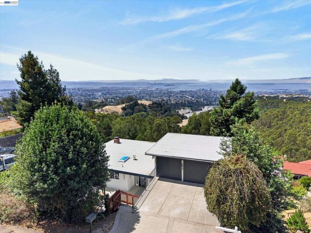 6077 Skyline Blvd, Oakland, CA 94611